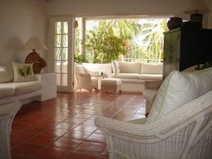Smart TV, DVD player, books, music library - Luxurious Private Apartment with pool 4 minutes walk to Mullins Beach West Coast (near Speightstown)