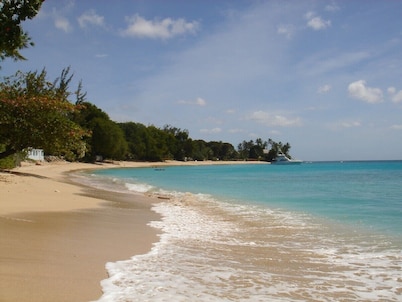 Luxurious Private Apartment with pool 4 minutes walk to Mullins Beach West Coast