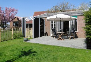Outdoor dining - Holiday house near the beach and dunes of Callantsoog, decided on private property. (Schagerbrug)