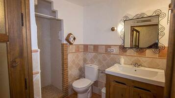 Un baño con inodoro, lavabo y ducha.
