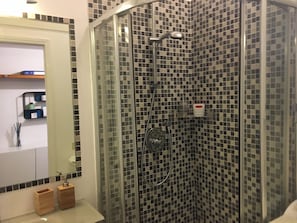 Shower, hair dryer, bidet, towels - In the heart of Trastevere (Roma)