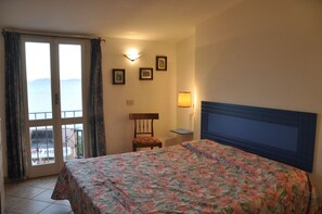 2 Schlafzimmer, Bügeleisen/Bügelbrett