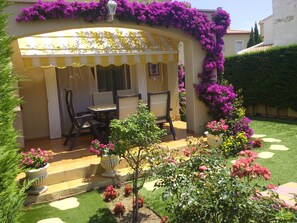 Outdoor dining - BONITA CASA CON PRECIOSO JARDÍN DE 150 M2, PISCINA MUY SEGURA PARA NIÑOS (Miami Playa)