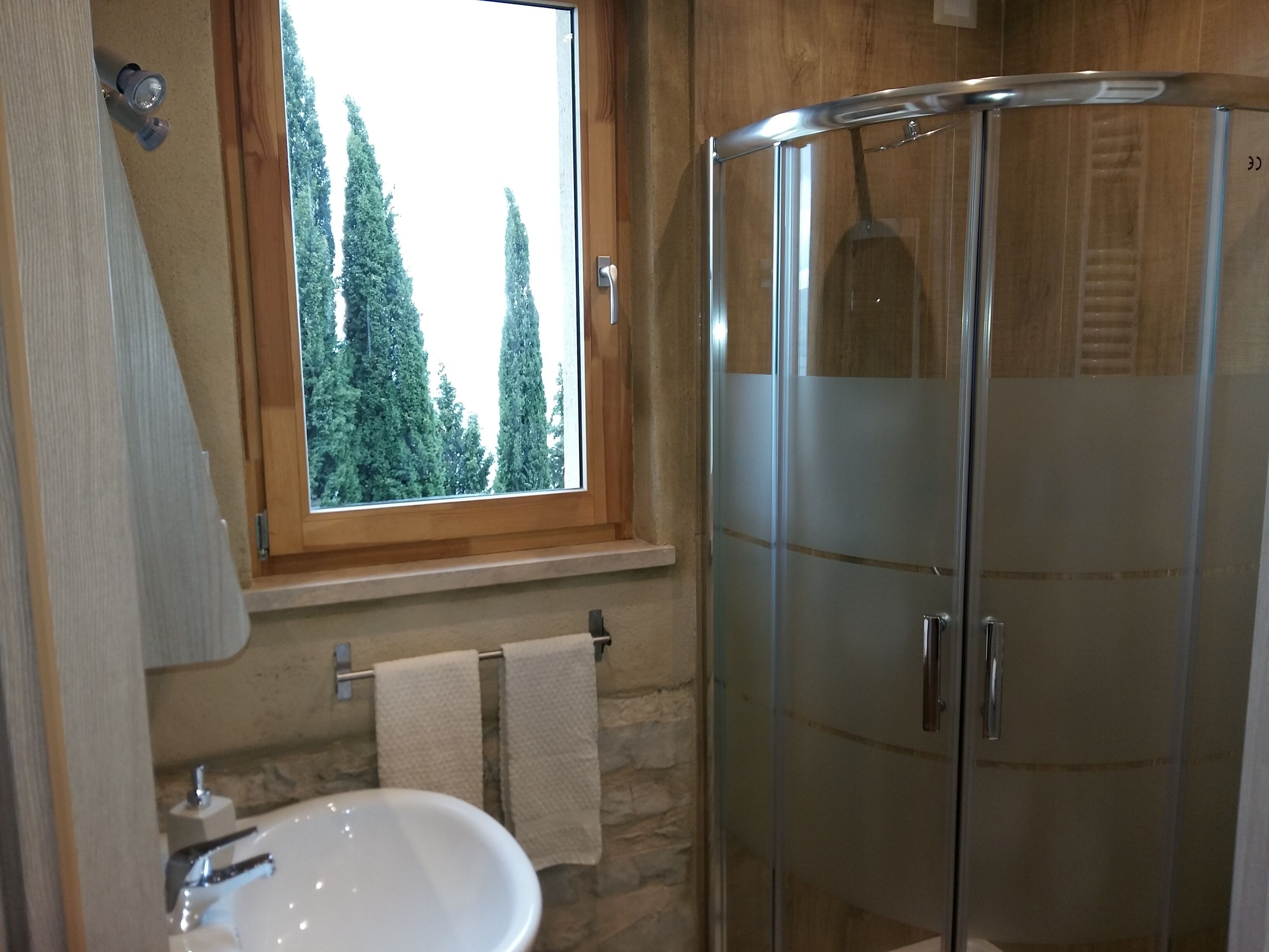 Een douche, een haardroger, een bidet, handdoeken