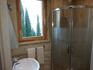 Dusche, Haartrockner, Bidet, Handtücher