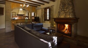 Televisión y chimenea 