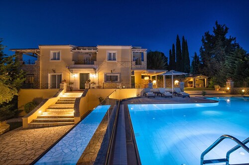 Luxus-Villa mit eigenem Pool in Strandnähe