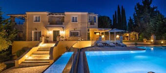 LUXURY VILLA WITH PRIVATE POOL NEAR TO THE BEACH