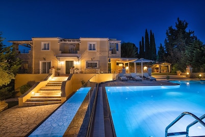 LUXURY VILLA WITH PRIVATE POOL NEAR TO THE BEACH