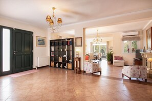 Smart-TV, peis, DVD-spiller og bordtennis