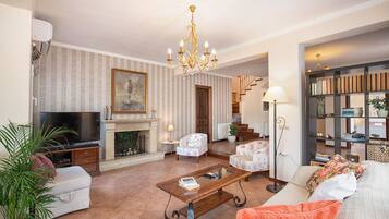 Smart-tv, pejs, dvd-afspiller, bordtennisbord