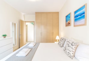 3 bedrooms, in-room safe, iron/ironing board, free WiFi - Sea View Villa, Short Walk To The Beach, Restaurants, Bars And 3km From Lindos! (Lindos)