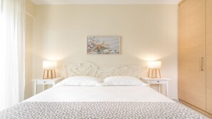 3 chambres, coffres-forts dans les chambres, fer et planche à repasser