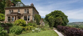 Stor edvardiansk villa som ligger i modne skogshager med panoramautsikt