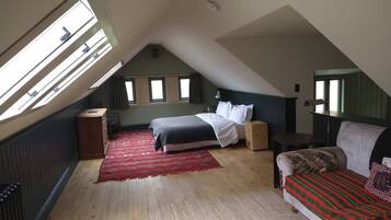12 bedrooms, iron/ironing board, internet, bed sheets