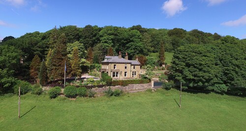 Large Edwardian Villa Set In Woodland Gardens With Panoramic Views. Sleeps 24