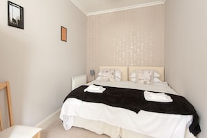 2 habitaciones, tabla de planchar con plancha, wifi y ropa de cama