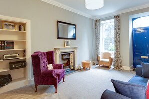 TV, peis, DVD-spiller og bøker