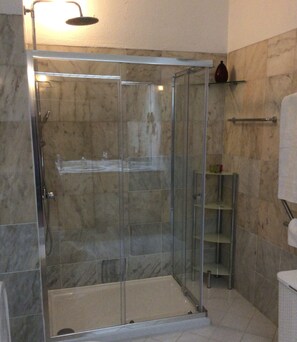 Dusche, Haartrockner, Bidet, Handtücher