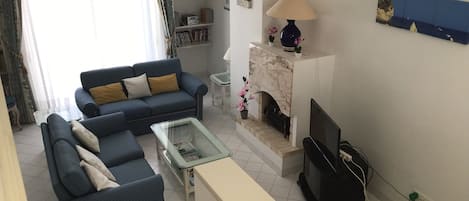 Smart TV, caminetto, lettore DVD, libri