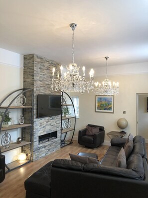 Smart TV, fireplace, DVD player, books - Fab Townhouse Within Bar Walls, short Walk to River & City. Parking for 2 cars.  (YORK)