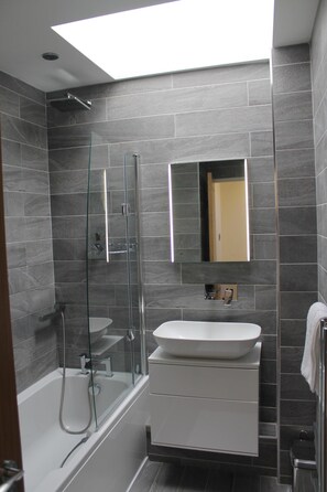 Combined shower/bathtub, hair dryer, towels, soap