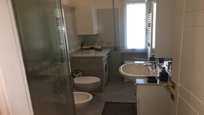 تجهيزات دش، مجففات شعر، مراحيض شطف، مناشف