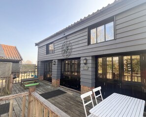 Outdoor dining - Houses and Grounds of Partridge Lodge (Woodbridge)