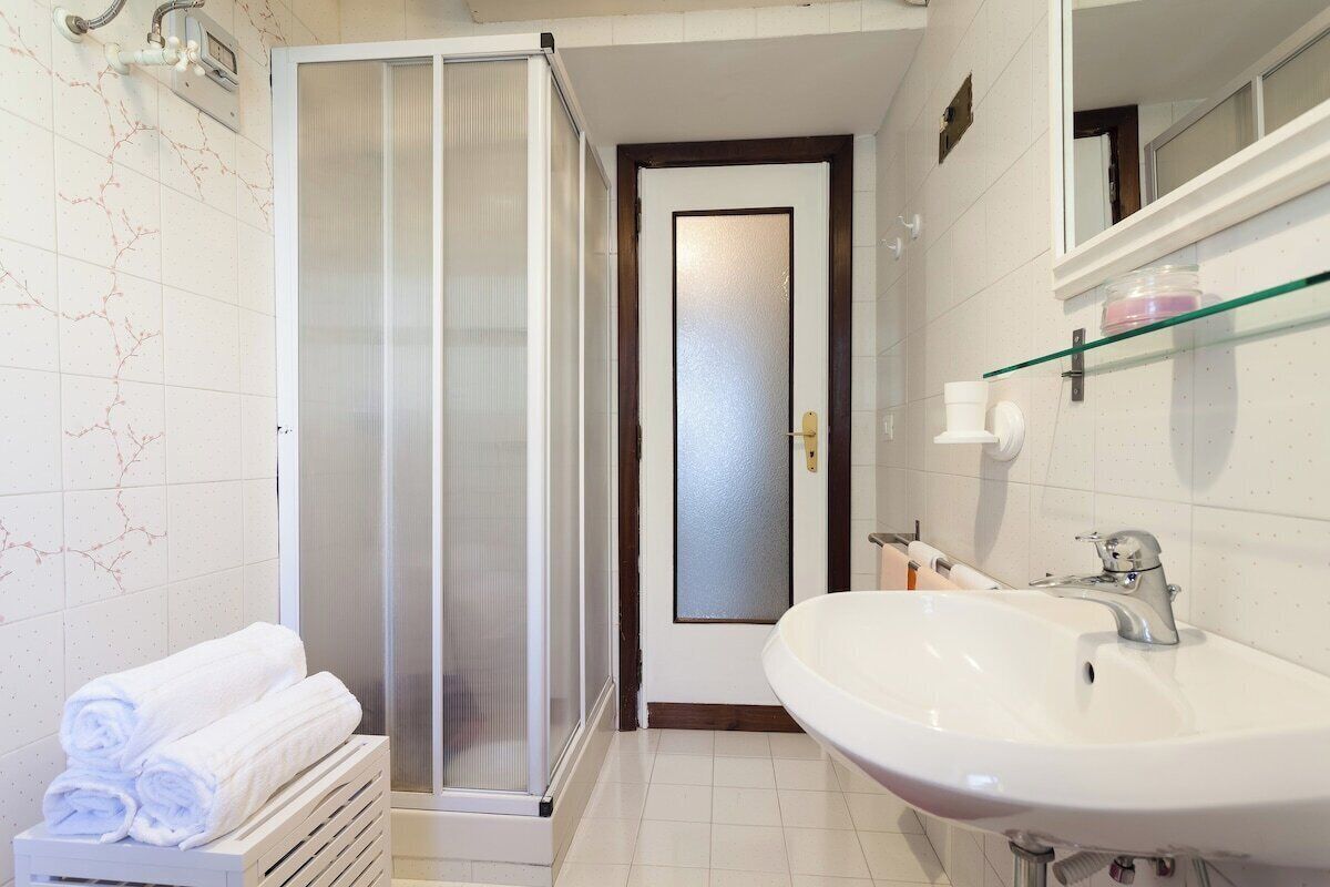 Shower, towels