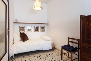 2 室のベッドルーム、アイロン / アイロン台、WiFi (無料)、ベッドシーツ