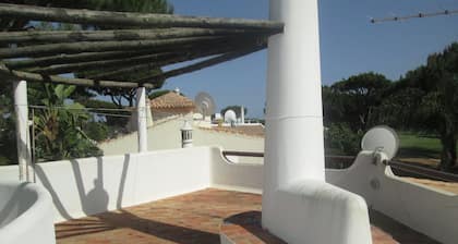 Maison de golf confortable avec piscine privée, terrasse et vue sur le golf