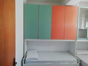 2 間睡房、房內夾萬、Wi-Fi、床單