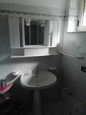 提供毛巾、廁紙