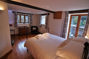 3 bedrooms, iron/ironing board, travel crib, free WiFi - Stylish barn conversion in the beautiful South Hams - quiet location, sleeps 6 (Frogmore)