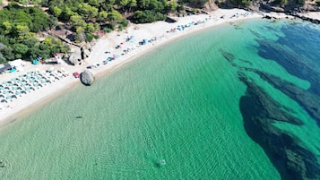 Una spiaggia nelle vicinanze