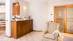 A modern kitchen with wooden cabinets, a fruit bowl, and a vase with flowers. - Relax overlooking Lake Garda (Bardolino)