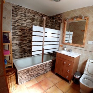 Ensemble douche/baignoire, serviettes fournies, papier toilette