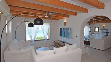 Smart-tv en een open haard