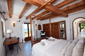 5 slaapkamers, een kluis op de kamer, een strijkplank/strijkijzer