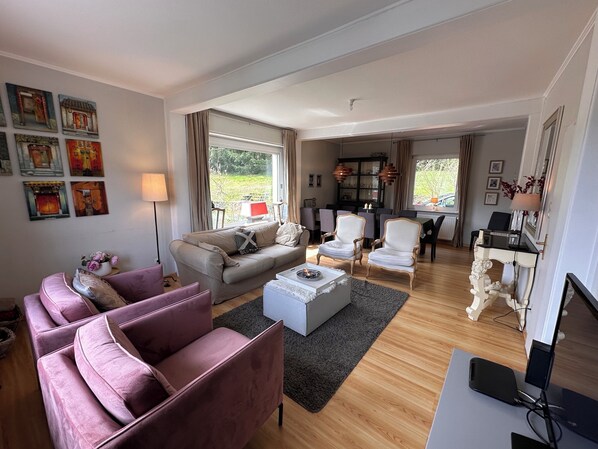 Televisión, reproductor de DVD, tenis de mesa y estéreo 