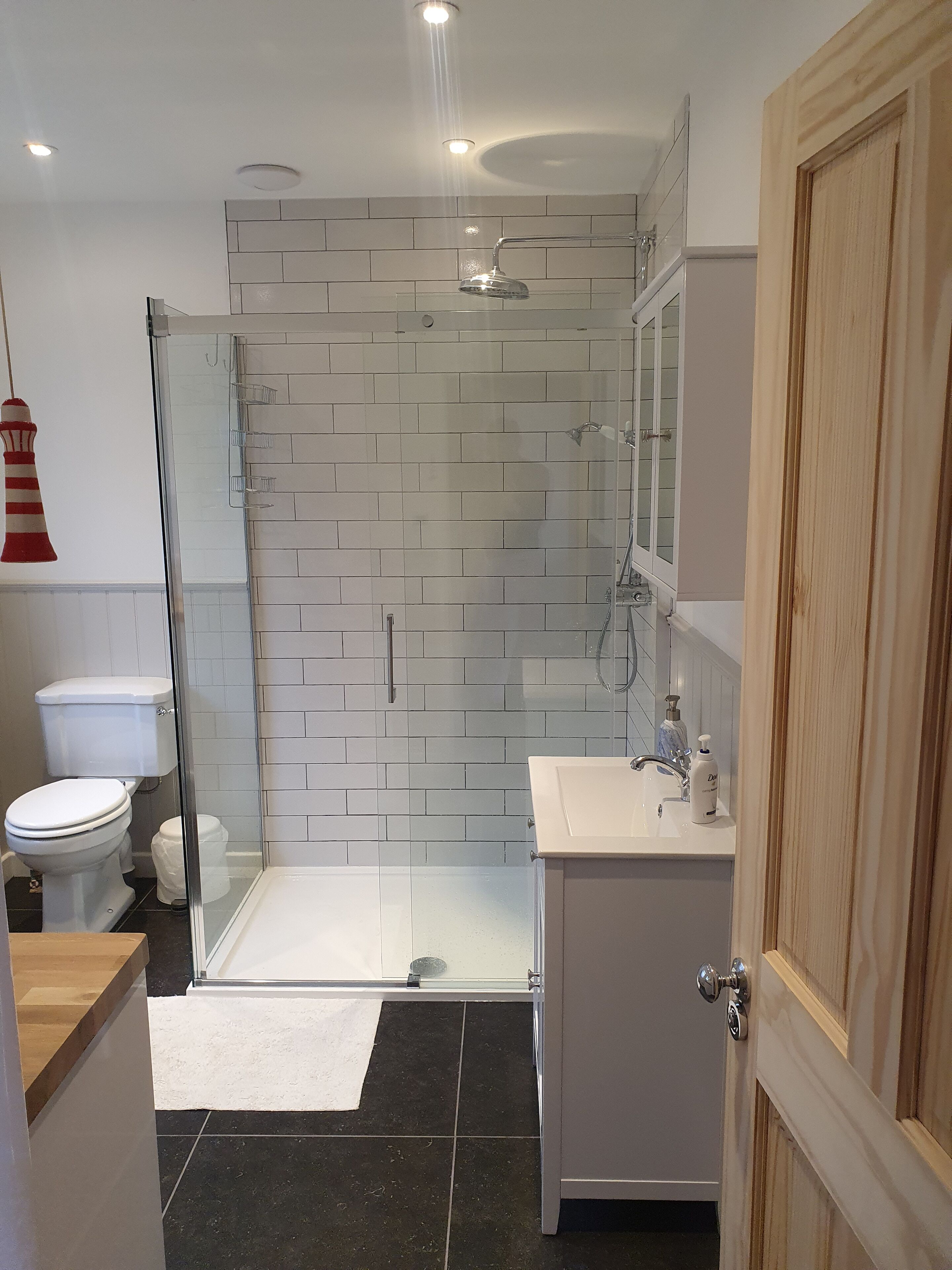 Bathtub, hair dryer, towels, toilet paper