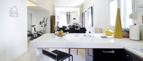 Réfrigérateur, four, lave-vaisselle, cafetière/bouilloire