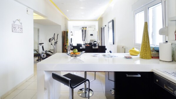 Refrigerador, horno, lavavajillas y cafetera y tetera