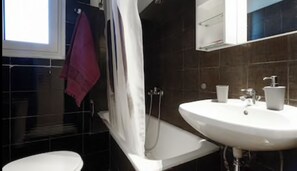 وحدات دش مع أحواض استحمام، مجففات شعر، مناشف، صابون
