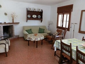 TV, fireplace - CASA TROSSET,Ideal house for your holidays near the sea, free wifi, private pool, pets allowed, dog’s beach (Ametlla de Mar (L'))