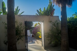 Property grounds - Dos Horizontes. Luxury, space, sea views, beach 100m (Roche)