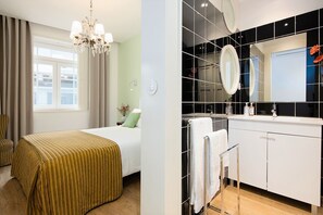 3 slaapkamers, een bureau, een strijkplank/strijkijzer, reisbedje