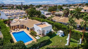 A residential area with a swimming pool, white houses, and palm trees. - Villa Dome OCV - Private Heated Pool (Albufeira)