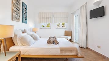 3 bedrooms, in-room safe, iron/ironing board, free WiFi