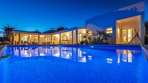 A modern house with a swimming pool, large windows, and a covered patio area. - Villa Dome OCV - Private Heated Pool (Albufeira)